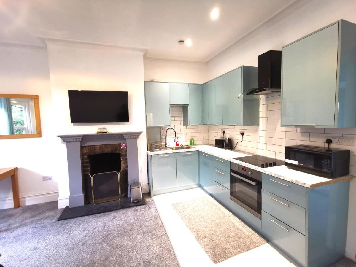 Flat-B, 4 Adults, 20 Mins To Beach, Netflix, Wifi, Sleeps 4 Adults 伯恩茅斯 外观 照片