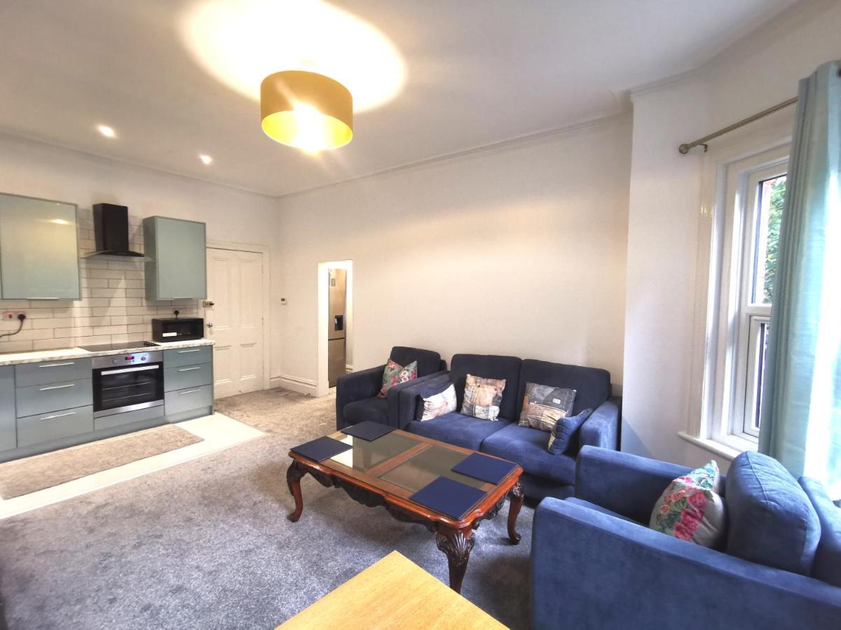 Flat-B, 4 Adults, 20 Mins To Beach, Netflix, Wifi, Sleeps 4 Adults 伯恩茅斯 外观 照片
