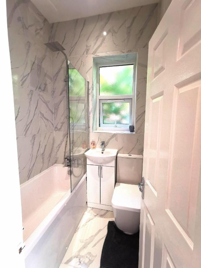Flat-B, 4 Adults, 20 Mins To Beach, Netflix, Wifi, Sleeps 4 Adults 伯恩茅斯 外观 照片