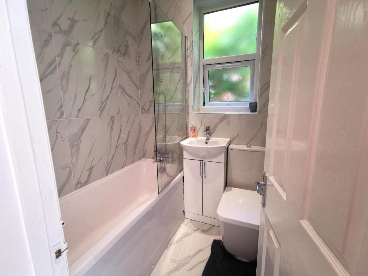 Flat-B, 4 Adults, 20 Mins To Beach, Netflix, Wifi, Sleeps 4 Adults 伯恩茅斯 外观 照片