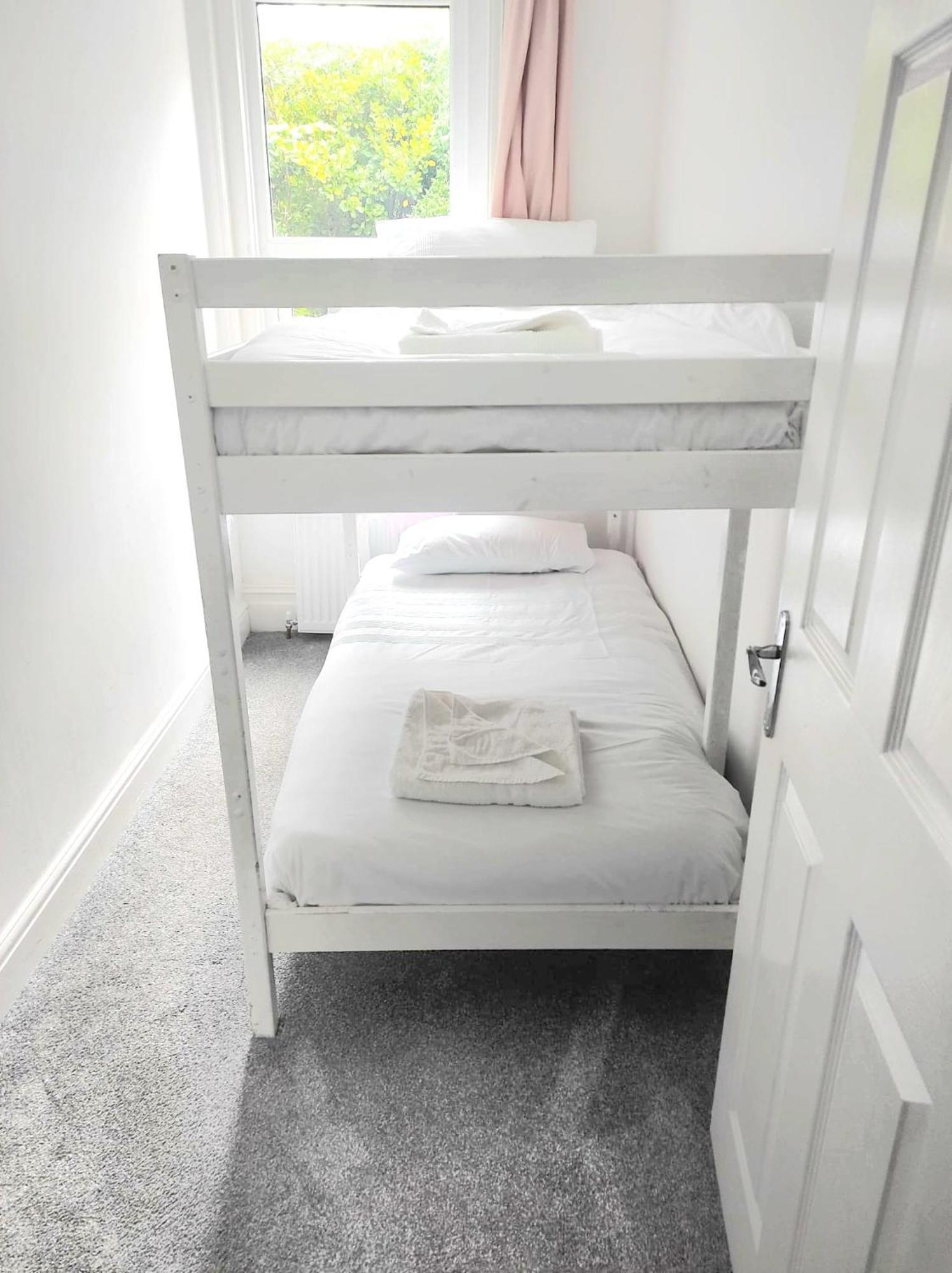 Flat-B, 4 Adults, 20 Mins To Beach, Netflix, Wifi, Sleeps 4 Adults 伯恩茅斯 外观 照片
